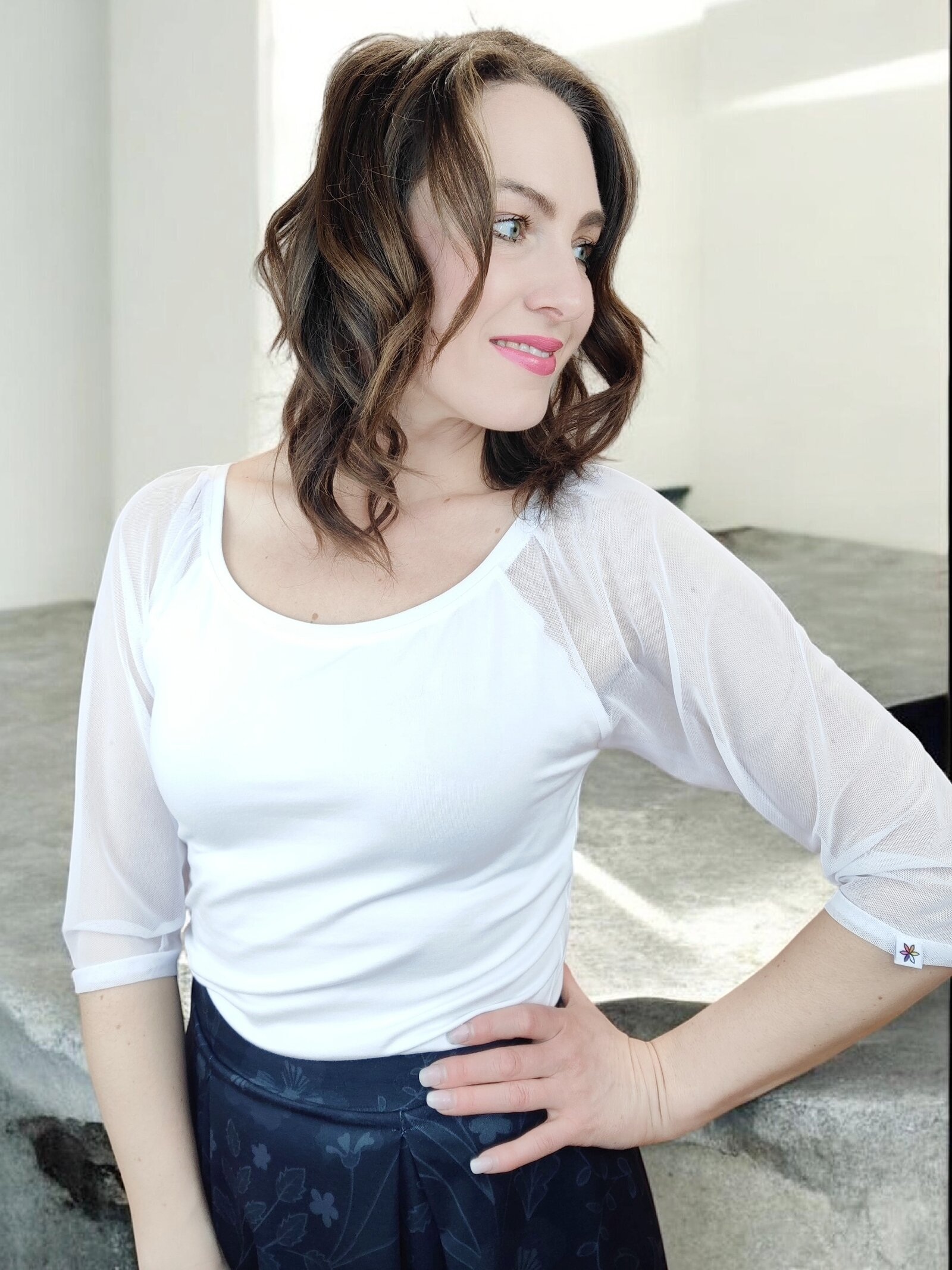 detail šifonových rukávů trička ELWEN bílé dámské tričko elegantní